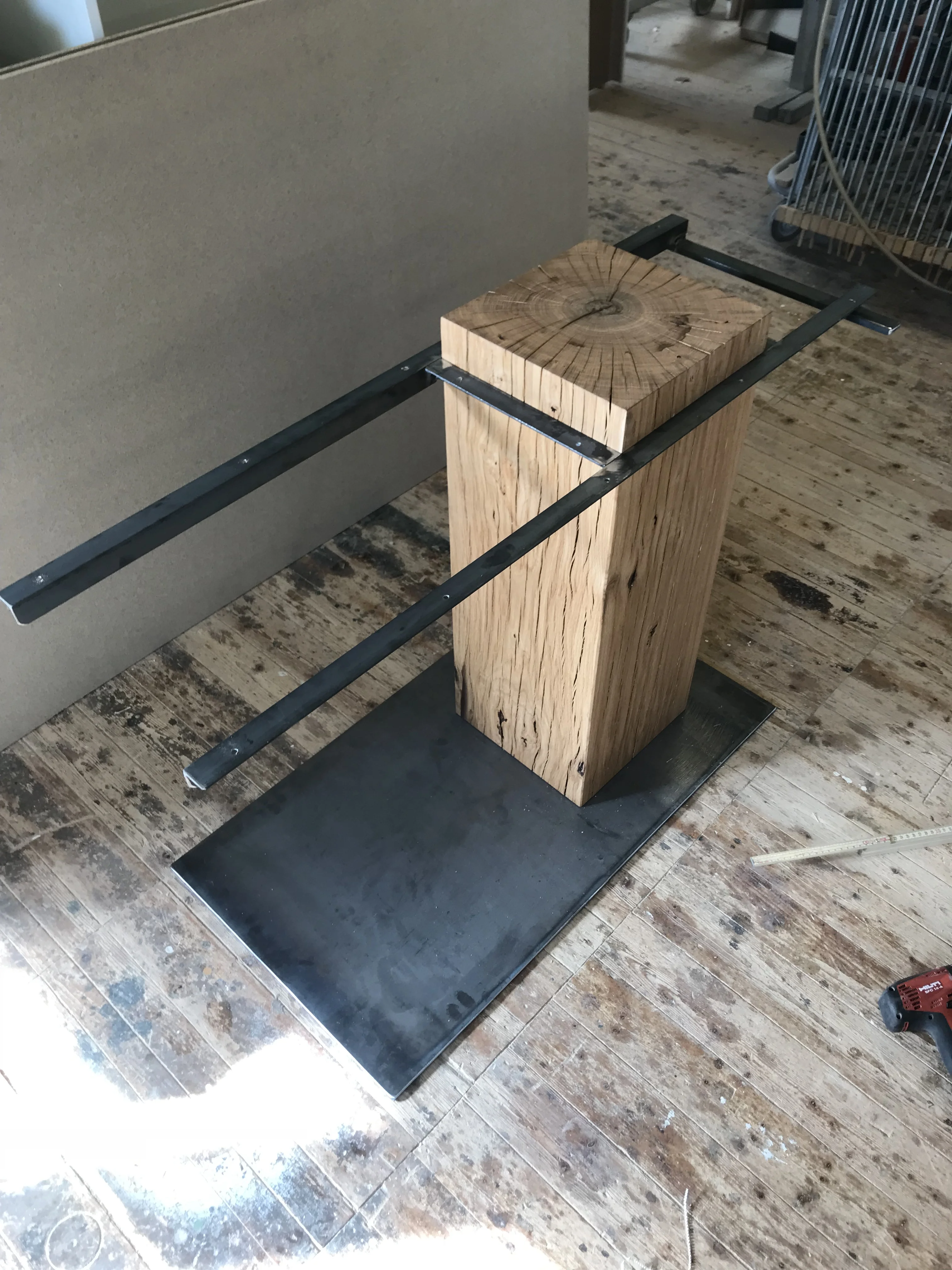 Design-Tischgestell aus Eiche und Stahl