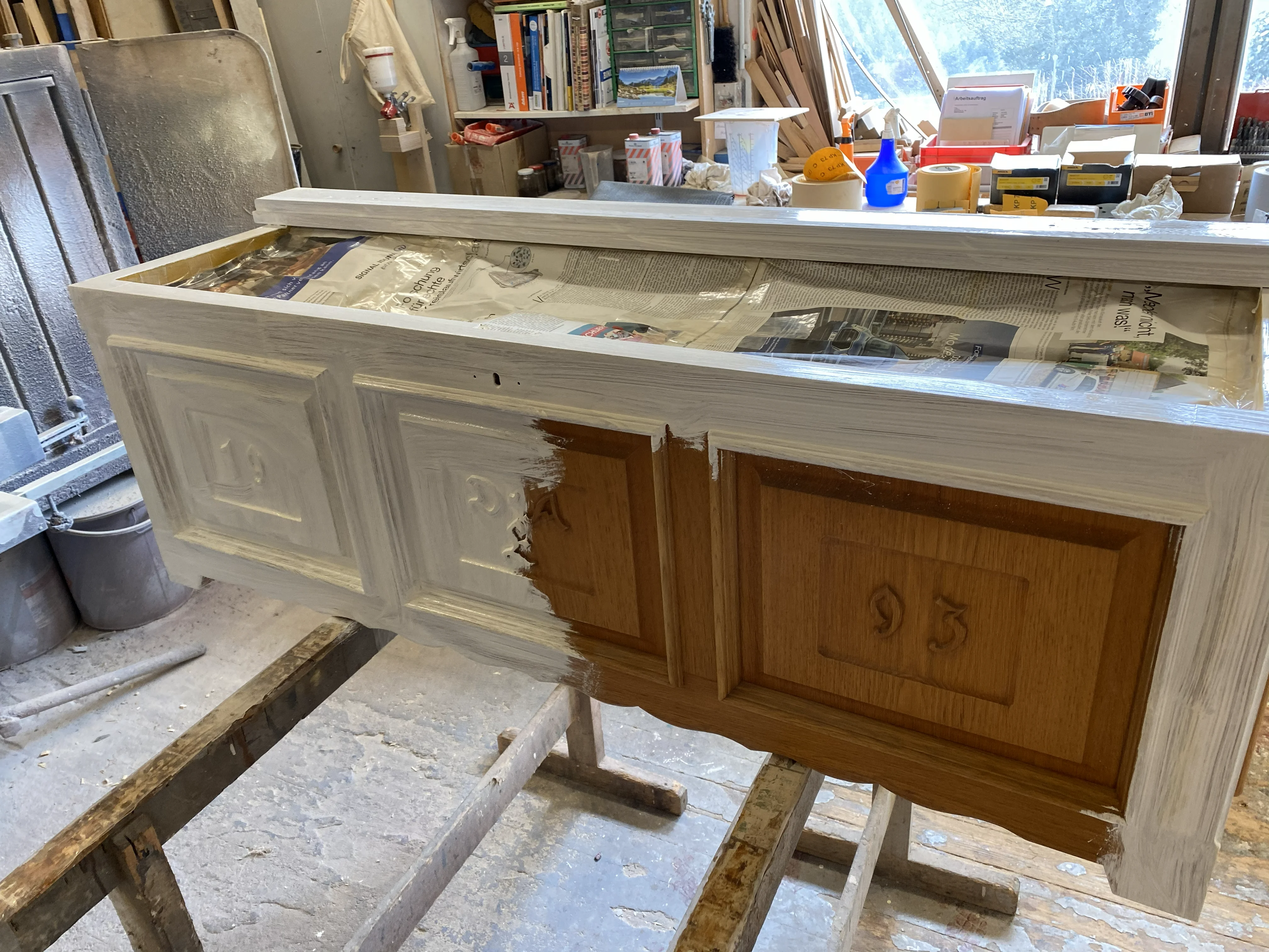 Antikes Sideboard wird restauriert