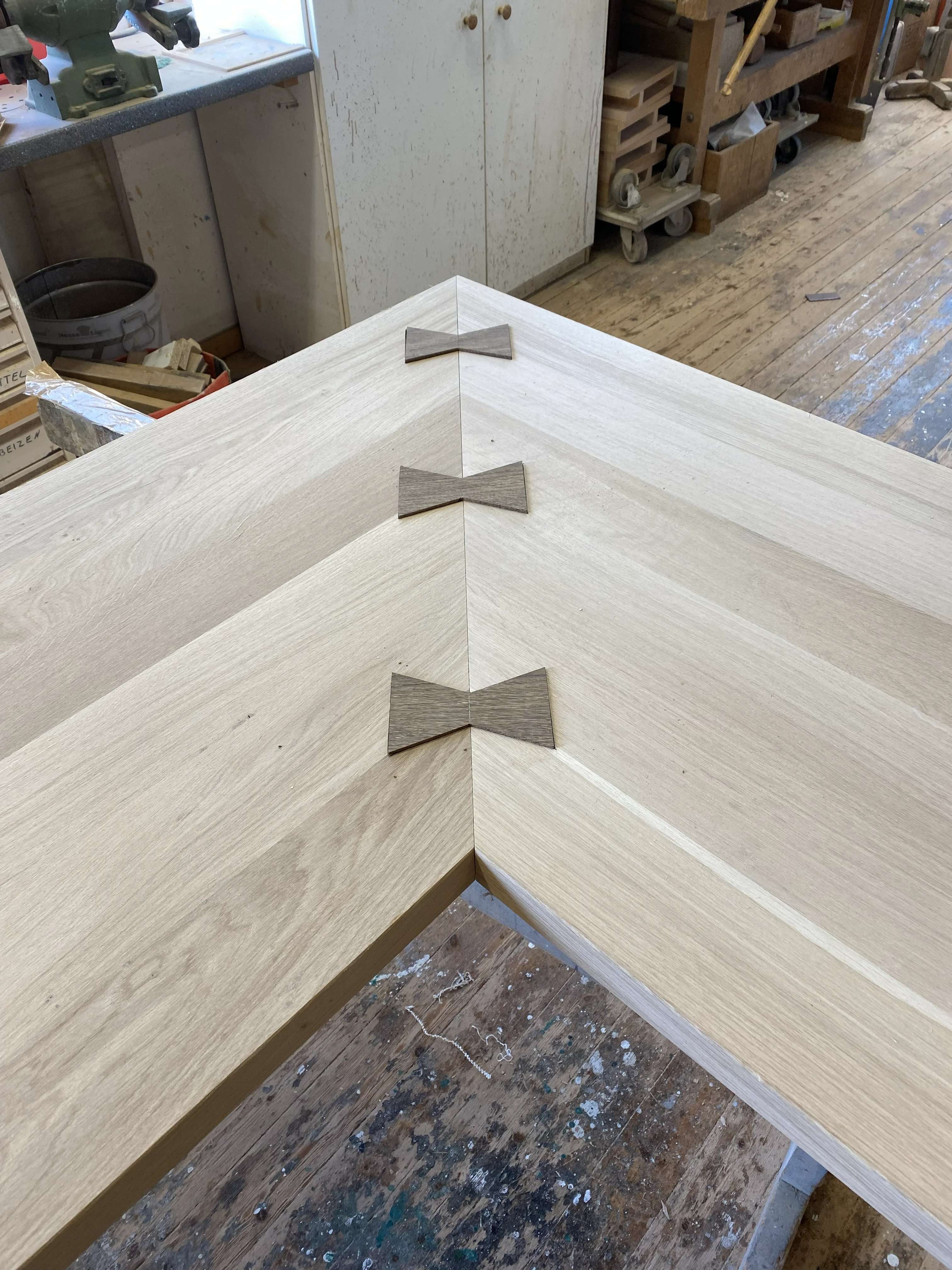 Schmetterlings-Verbindungen in Eichenholz